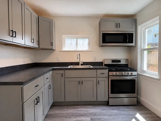 Building Photo - FULLY RENOVATED TOP TO BOTTOM!