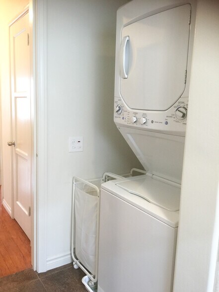 Building Photo - 933 E 1st St