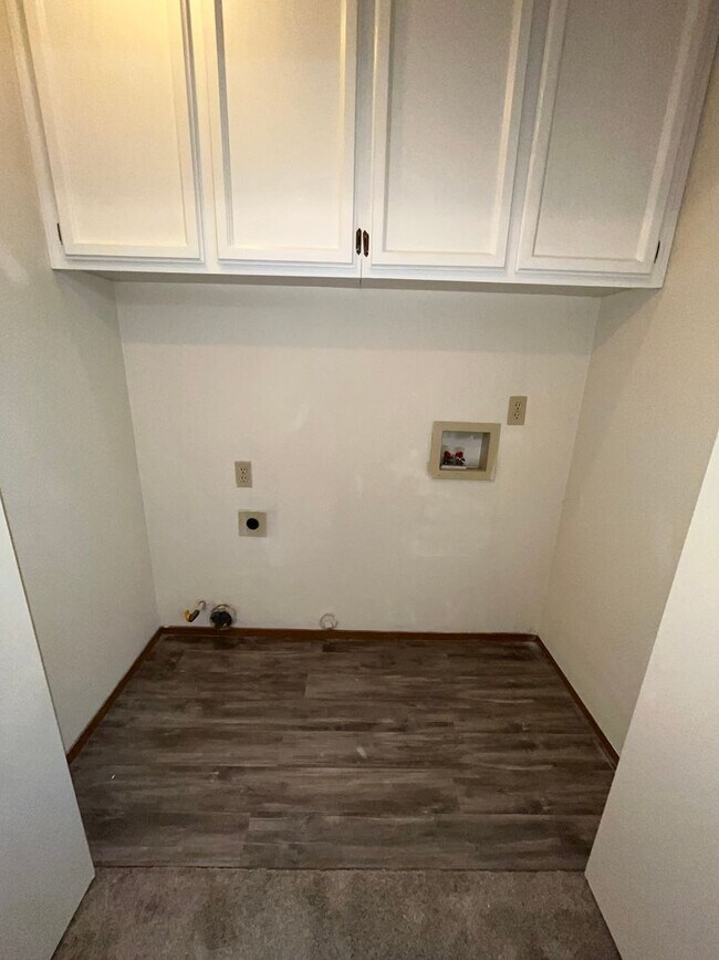 Building Photo - 4 Bed | 2 Bath | 1814SF | 2 Car Garage | Single Story |  Tenant pays $175 monthly for WS&G