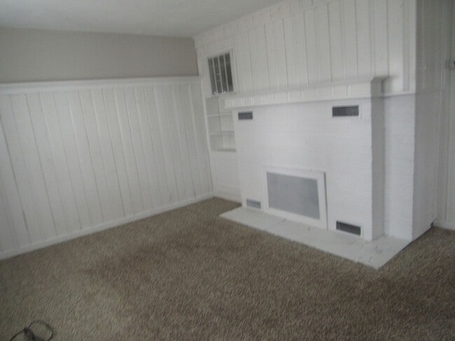 Building Photo - Dracut Beautiful 5 Bedroom Apartment Ready for Occupancy!!