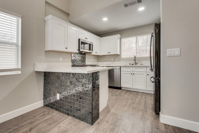 Building Photo - Gorgeous, recently renovated Green Valley ...