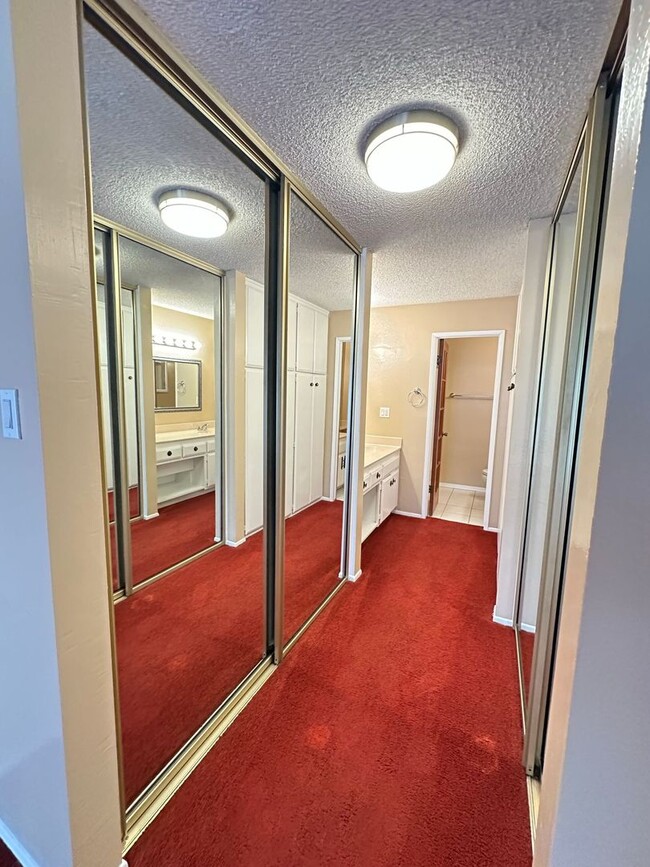 Building Photo - Long Beach 2 bed 2 bath - 2 Car Gar - Gated Community - Great Amenities!