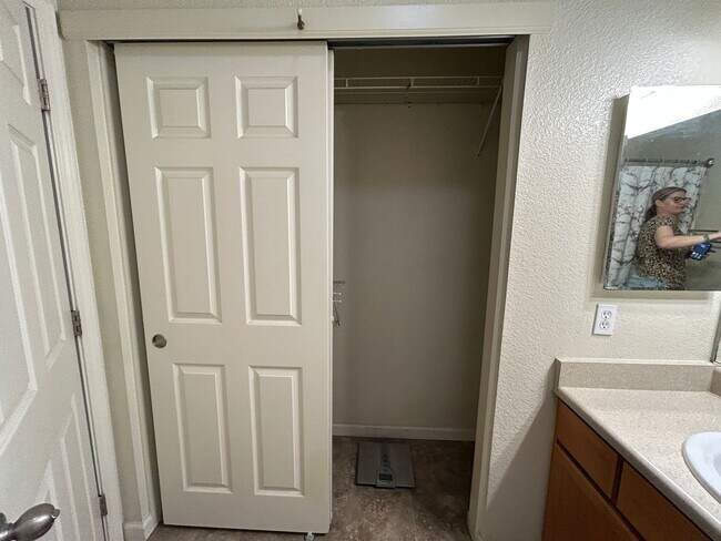 Building Photo - Adorable Condo in Gated Community