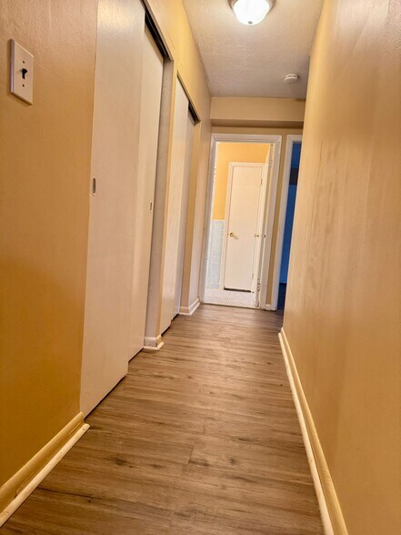 Building Photo - 32 Whites Ave