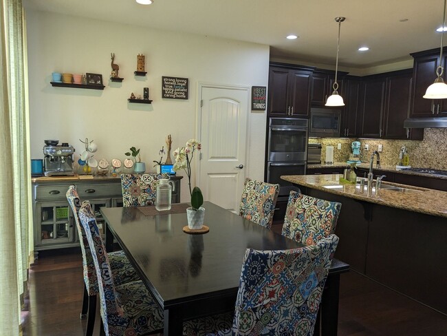 Building Photo - Lovely 4 Bedroom Blackstone Home