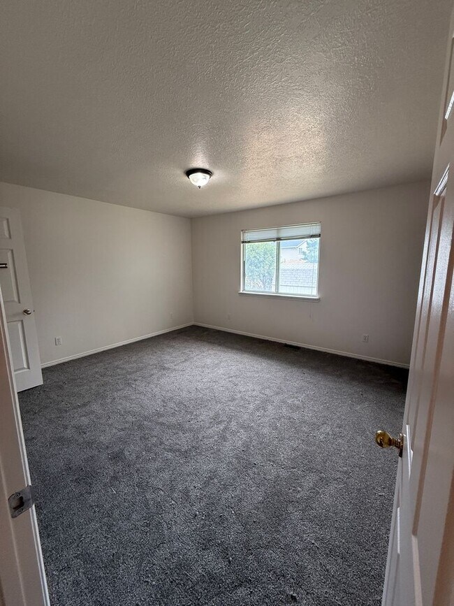 Building Photo - Dual-Living 6-Bed Rambler | 2 Kitchens & 2 Laundry Rooms!