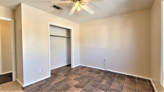 Building Photo - Fabulous home in lovely, convenient neighborhood