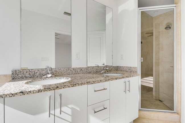 Building Photo - 6208 SE Portofino Cir