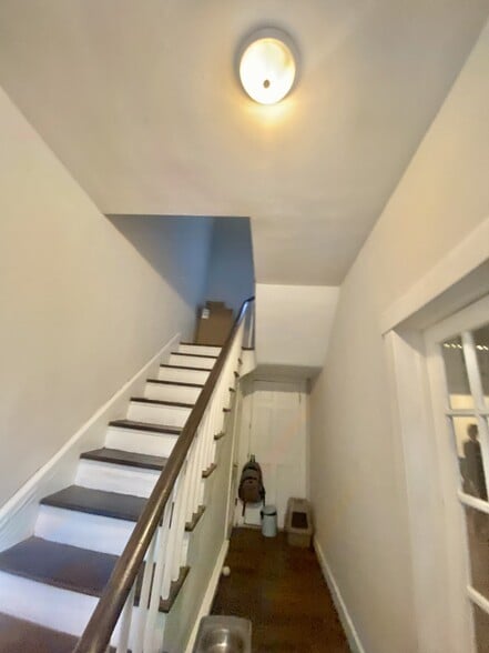 Building Photo - 628 Elm St