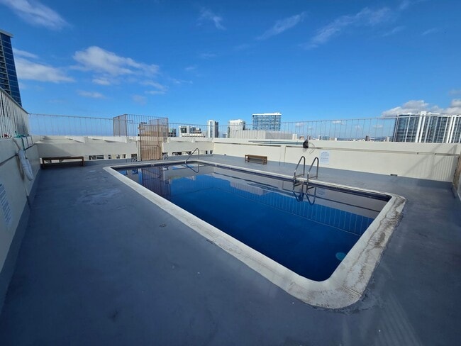 Building Photo - 1 bed, 1 bath, 1 parking Available for Rent in the Kapiolani manor