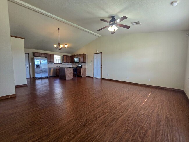 Building Photo - 3 bed 2 bath home in Tecumseh!