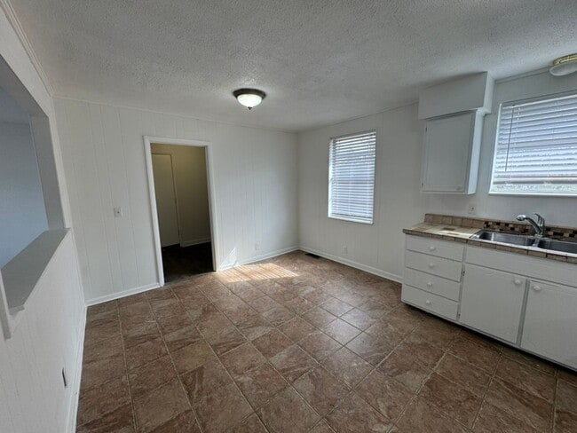 Building Photo - 3 Bedroom, 1 Bath House East Nashville!