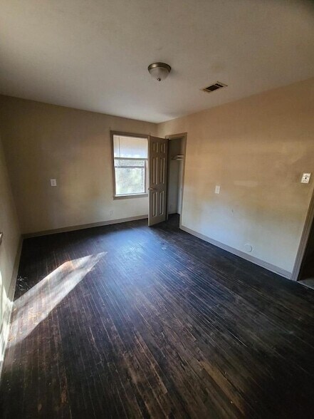 Building Photo - 605 Olive St