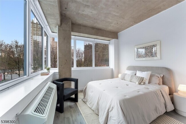 Building Photo - 10 Commerce Ct