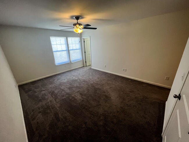 Building Photo - Beautiful 3 bedroom, 2 1/2 bathroom home i...