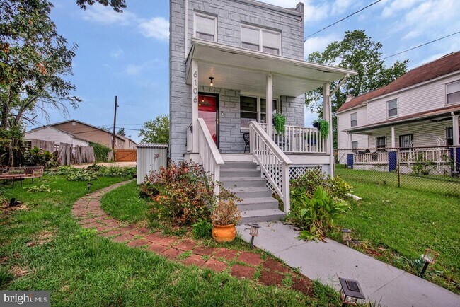 Building Photo - 6106 Clay St NE