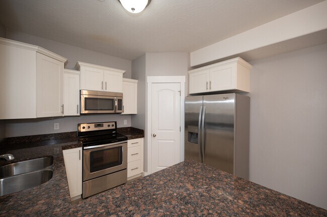 Building Photo - Main Floor Condo in Saratoga Springs!