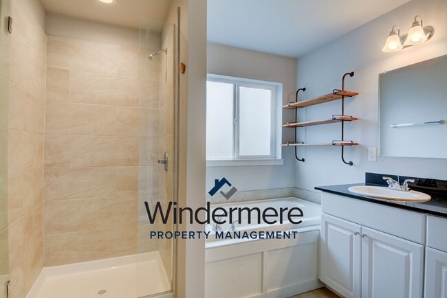 Building Photo - Newer Build 3 Bedroom 2.5 Bathroom Townhome