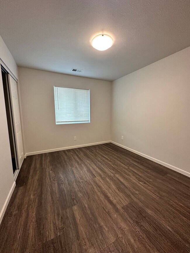 Building Photo - MP133 - 14410-14412 E Heroy