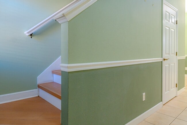 Building Photo - Modern 3-Bed Townhome with Garage & Patio in Casselberry – In-Unit Laundry, Central AC!