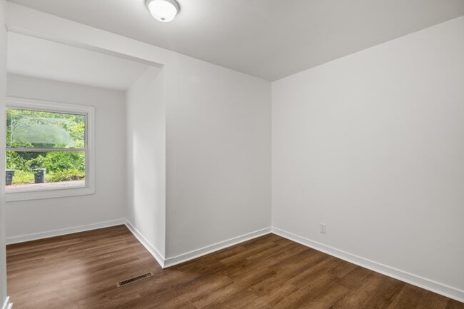 Building Photo - 27 Bethune Ct