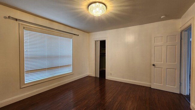 Building Photo - 513 S Brooks St