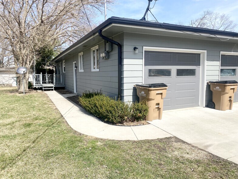 Building Photo - 209 S 1st St