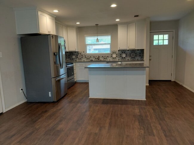 Building Photo - Adorable 3/2 with Garage Parking + Large backyard and gazebo!!