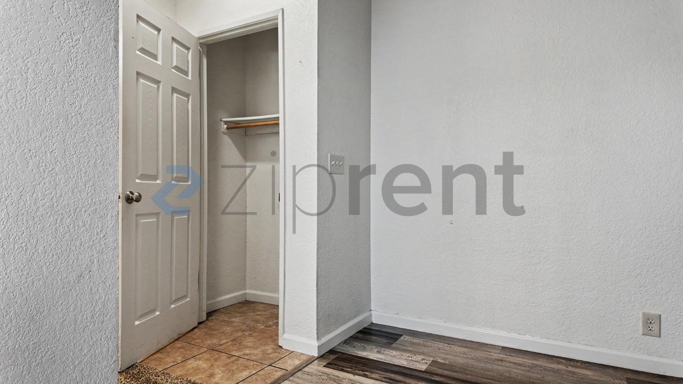 Building Photo - Unit B