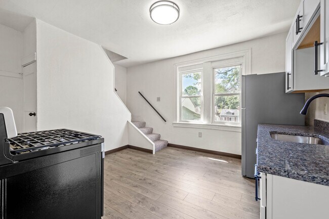 Building Photo - GREAT TWO BEDROOM IN SOUTH SIDE SLOPES!