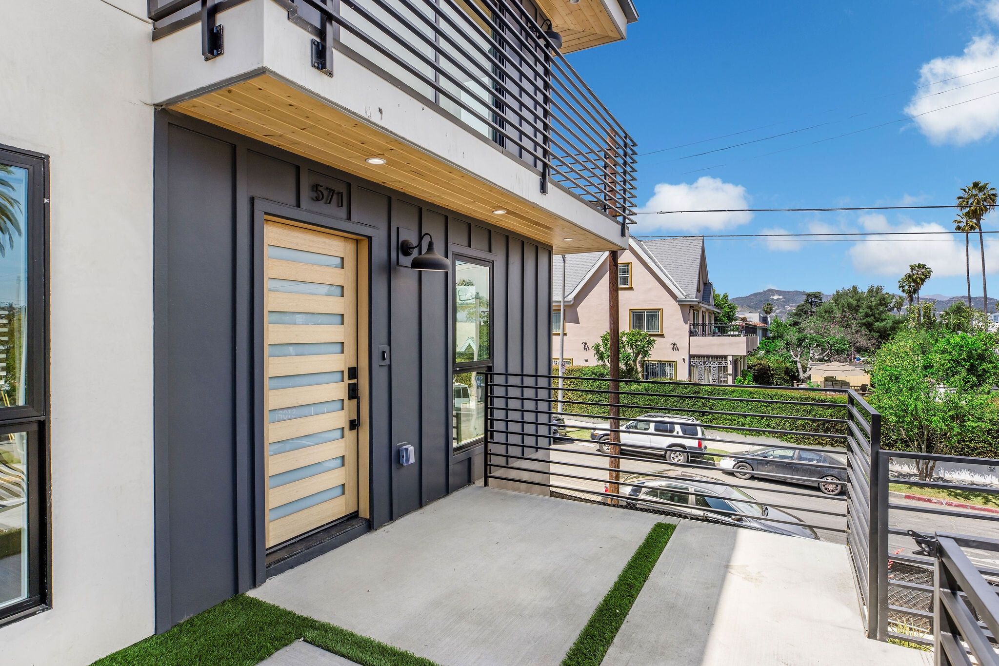 Building Photo - 571 N Mariposa Ave