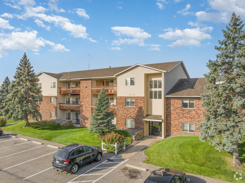 Primary Photo - Cobblestone Square Apartments