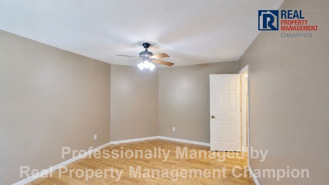 Building Photo - Charming home with open floor plan, vaulted ceilings and spacious backyard