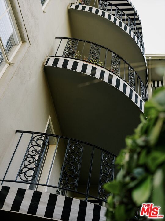 Building Photo - 1219 Sunset Plaza Dr Dr