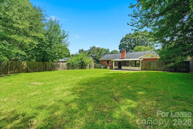 Building Photo - 4815 Carriage Dr Cir