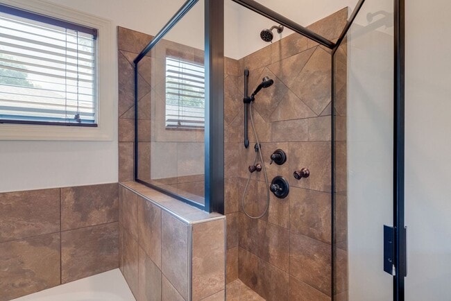 Building Photo - Stunning 3BE/2.5BA home in the heart of Ho...