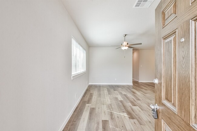 Building Photo - 25121 Pacific Wren Dr