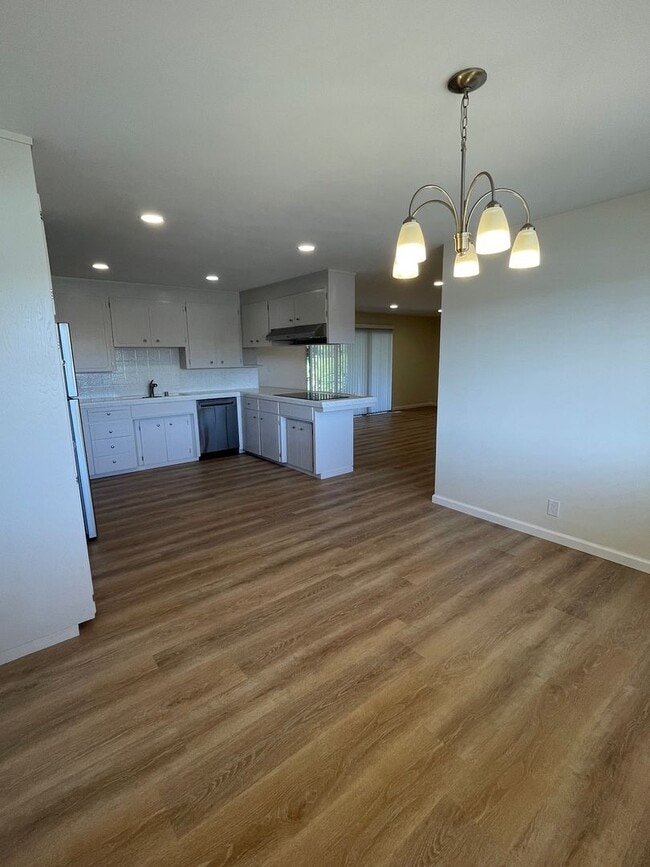 Building Photo - Beautifully Remodeled 3BR/2BA Home with Modern Finishes