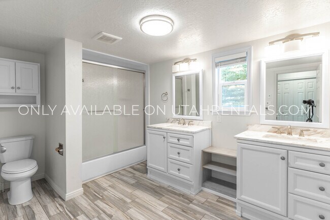 Building Photo - 976 Briar Ave