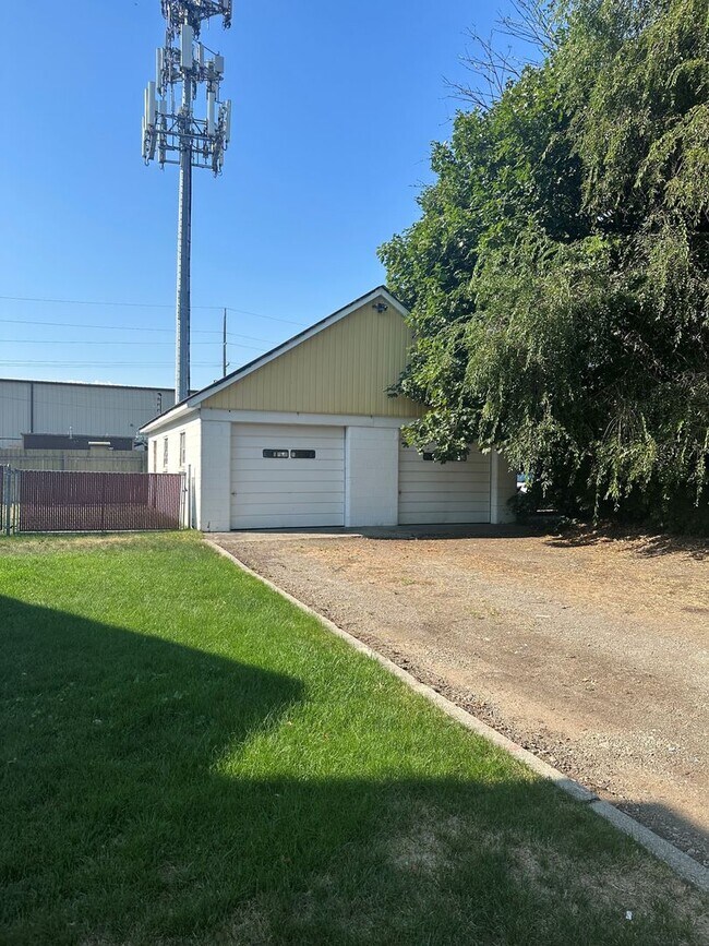 Building Photo - Adorable Valley 1+bedroom bungalow with Shop!