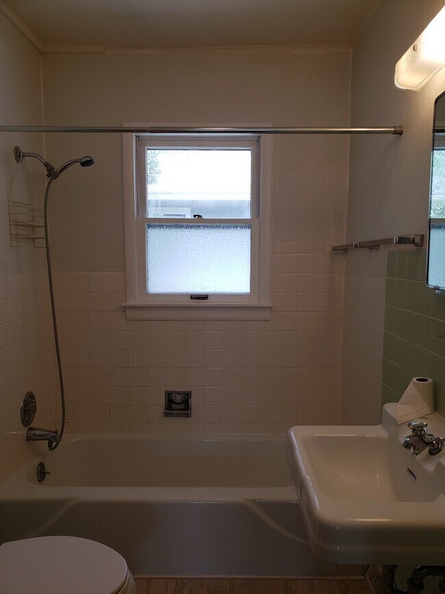 Building Photo - 3 bedroom, 2 bath Home: Available July 2026!