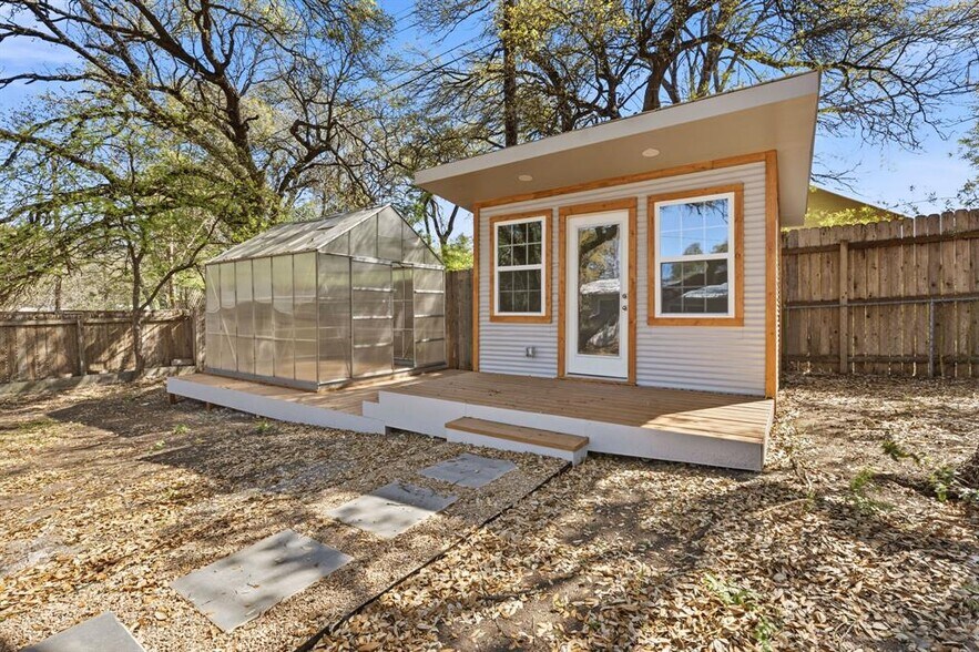 Building Photo - 11805 Pollyanna Ave