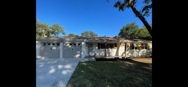 Building Photo - Custom Remodeled Home on a Tree lined street in Benbrook!!  Bonus Room could be game room extra l...