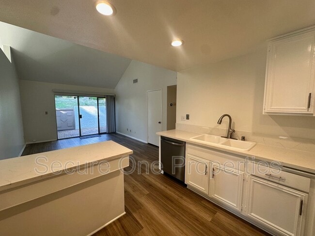 Building Photo - 10020 Larwin Ave