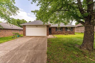 Building Photo - 3 Bed 2 Bath 2 Car Garage Home Southwest Springfield MO!!