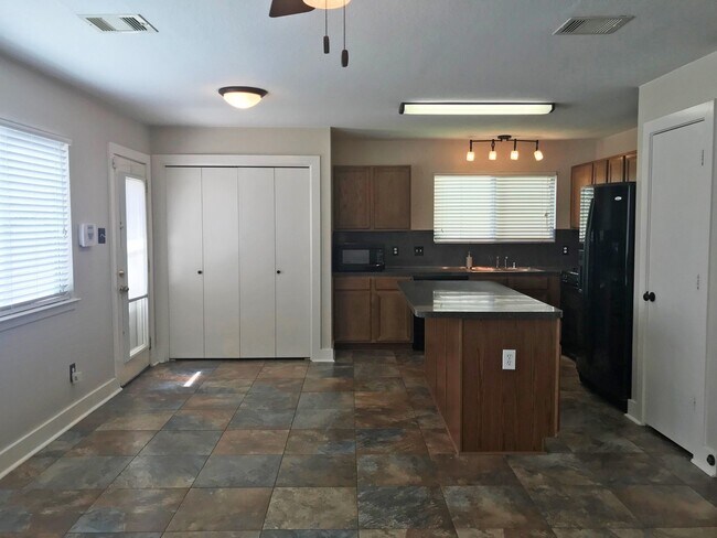 Building Photo - 26885 Kings Park Hollow Dr