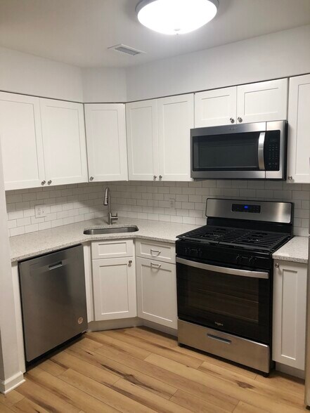 quartz countertop - 16 Crestmont Dr