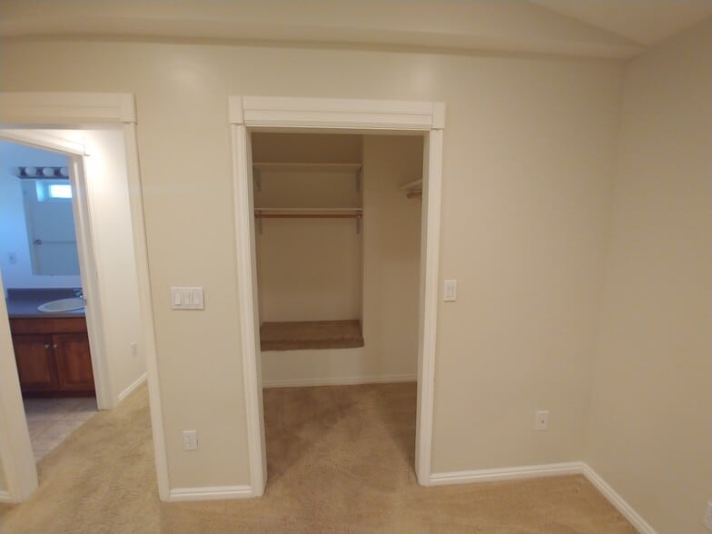 Building Photo - 936 Meadowbrook Dr