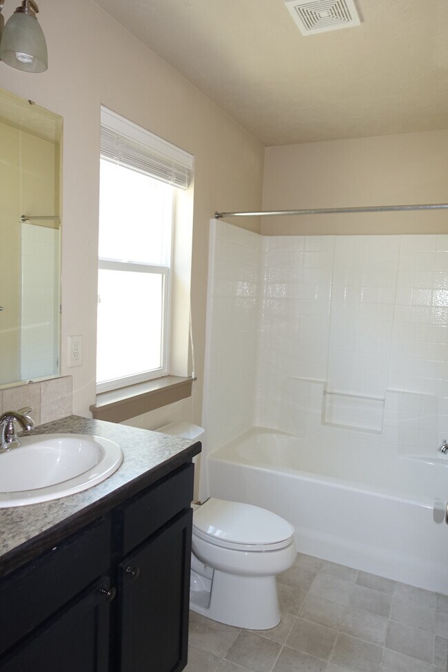 Building Photo - Beautiful Central Bench Home
