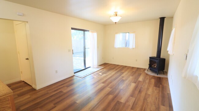 Building Photo - One bedroom house midtown Bend